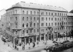 Magyarország, Budapest VIII., József körút 52-56., Harminckettesek tere sarok. A kép forrását kérjük így adja meg: Fortepan / Budapest Főváros Levéltára. Levéltári jelzet: HU_BFL_XV_19_c_11, 1957, Budapest Főváros Levéltára / Városrendezési és Építészeti Osztályának fényképei, A Fővárosi Tanács VB Városrendezési és Építészeti Osztályának, utcakép, villamos, telefonfülke, Budapest, Fortepan #103507