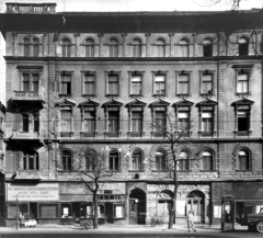 Magyarország, Budapest VIII., József körút 38. A kép forrását kérjük így adja meg: Fortepan / Budapest Főváros Levéltára. Levéltári jelzet: HU_BFL_XV_19_c_11, 1957, Budapest Főváros Levéltára / Városrendezési és Építészeti Osztályának fényképei, A Fővárosi Tanács VB Városrendezési és Építészeti Osztályának, babakocsi, telefonfülke, kézikocsi, órás, óra-ékszer, cipőbolt, Budapest, rádiójavítás, Fortepan #103537