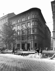 Magyarország, Budapest VIII., József körút 29., jobbra a Schreiber Sándor (Bérkocsis) utca. A kép forrását kérjük így adja meg: Fortepan / Budapest Főváros Levéltára. Levéltári jelzet: HU_BFL_XV_19_c_11, 1958, Budapest Főváros Levéltára / Városrendezési és Építészeti Osztályának fényképei, A Fővárosi Tanács VB Városrendezési és Építészeti Osztályának, Budapest, útjavítás, Fortepan #103551