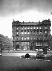 Magyarország, Budapest V., Március 15. tér, szemben a Váci utca 36., a déli Klotild palota nyugati homlokzata. A kép forrását kérjük így adja meg: Fortepan / Budapest Főváros Levéltára. Levéltári jelzet: HU_BFL_XV_19_c_11, 1955, Budapest Főváros Levéltára / Városrendezési és Építészeti Osztályának fényképei, A Fővárosi Tanács VB Városrendezési és Építészeti Osztályának, Korb Flóris-terv, Giergl Kálmán-terv, telefonfülke, szűcs, Budapest, műhímző, épület, Fortepan #103563