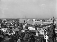 Hungary, Halászbástya, Budapest I., kilátás a Margit híd és a Margit-sziget irányába, jobbra a Parlament. A kép forrását kérjük így adja meg: Fortepan / Budapest Főváros Levéltára. Levéltári jelzet: HU_BFL_XV_19_c_11, 1952, Budapest Főváros Levéltára / Városrendezési és Építészeti Osztályának fényképei, A Fővárosi Tanács VB Városrendezési és Építészeti Osztályának, architectural heritage, Kossuth-bridge, church, picture, Baroque-style, Imre Steindl-design, Catholic Church, parliament, Danube, eclectic architecture, Budapest, Jesuits, Kristóf Hamon-design, Máté Nöpauer-design, Fortepan #103571