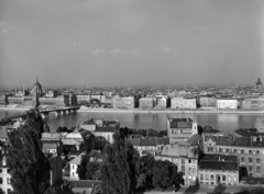 Hungary, Halászbástya, Budapest I., kilátás Lipótváros felé, balra a Parlament és a Kossuth híd, jobbra a Bazilika. A kép forrását kérjük így adja meg: Fortepan / Budapest Főváros Levéltára. Levéltári jelzet: HU_BFL_XV_19_c_11, 1952, Budapest Főváros Levéltára / Városrendezési és Építészeti Osztályának fényképei, A Fővárosi Tanács VB Városrendezési és Építészeti Osztályának, Kossuth-bridge, picture, Budapest, Fortepan #103572