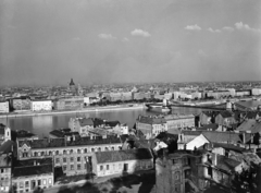 Magyarország, Halászbástya,budai Vár, Budapest I., kilátás a Széchenyi István (Roosevelt) tér és a Széchenyi Lánchíd felé, balra a Bazilika. A kép forrását kérjük így adja meg: Fortepan / Budapest Főváros Levéltára. Levéltári jelzet: HU_BFL_XV_19_c_11, 1952, Budapest Főváros Levéltára / Városrendezési és Építészeti Osztályának fényképei, A Fővárosi Tanács VB Városrendezési és Építészeti Osztályának, látkép, Budapest, Fortepan #103573