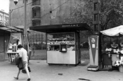 Magyarország, Budapest VI., Nyugati (Marx) tér, pavilonsor a Jókai utca és a Bajcsy-Zsilinszky út között. A kép forrását kérjük így adja meg: Fortepan / Budapest Főváros Levéltára. Levéltári jelzet: HU_BFL_XV_19_c_11, 1964, Budapest Főváros Levéltára / Városrendezési és Építészeti Osztályának fényképei, A Fővárosi Tanács VB Városrendezési és Építészeti Osztályának, Budapest, pavilon, virágárus, lottó, trafik, utcai mérleg, Fortepan #103583