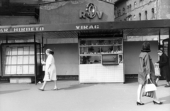 Magyarország, Budapest VII., pavilonsor a Rákóczi út 42. előtt, jobbra az Akácfa utca. A kép forrását kérjük így adja meg: Fortepan / Budapest Főváros Levéltára. Levéltári jelzet: HU_BFL_XV_19_c_11, 1966, Budapest Főváros Levéltára / Városrendezési és Építészeti Osztályának fényképei, A Fővárosi Tanács VB Városrendezési és Építészeti Osztályának, életkép, hirdető tábla, virágárus, Budapest, Fortepan #103585