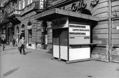 Magyarország, Budapest VIII., József körút 20., totó és lottó árusító pavilon. A kép forrását kérjük így adja meg: Fortepan / Budapest Főváros Levéltára. Levéltári jelzet: HU_BFL_XV_19_c_11, 1964, Budapest Főváros Levéltára / Városrendezési és Építészeti Osztályának fényképei, A Fővárosi Tanács VB Városrendezési és Építészeti Osztályának, Budapest, lottózó, pavilon, Fortepan #103587