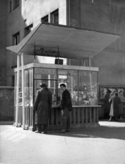 Magyarország, Budapest VI., Nyugati (Marx) tér, könyves pavilon a Jókai utca és a Bajcsy-Zsilinszky út között. A kép forrását kérjük így adja meg: Fortepan / Budapest Főváros Levéltára. Levéltári jelzet: HU_BFL_XV_19_c_11, 1964, Budapest Főváros Levéltára / Városrendezési és Építészeti Osztályának fényképei, A Fővárosi Tanács VB Városrendezési és Építészeti Osztályának, Budapest, Fortepan #103600