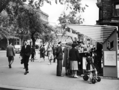 Hungary, Budapest VI., Liszt Ferenc tér, az Állami Könyvterjesztő Vállalat könyheti pavilonja. Balra az Andrássy út (Népköztársaság útja) az Oktogon (November 7. tér) felé nézve. A kép forrását kérjük így adja meg: Fortepan / Budapest Főváros Levéltára. Levéltári jelzet: HU_BFL_XV_19_c_11, 1962, Budapest Főváros Levéltára / Városrendezési és Építészeti Osztályának fényképei, A Fővárosi Tanács VB Városrendezési és Építészeti Osztályának, Budapest, Fortepan #103601