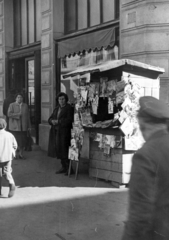 Hungary, Budapest VIII., Rákóczi út - Luther utca sarok. A kép forrását kérjük így adja meg: Fortepan / Budapest Főváros Levéltára. Levéltári jelzet: HU_BFL_XV_19_c_11, 1962, Budapest Főváros Levéltára / Városrendezési és Építészeti Osztályának fényképei, A Fővárosi Tanács VB Városrendezési és Építészeti Osztályának, newsstand, Budapest, Fortepan #103605