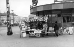 Magyarország, Budapest I.,Budapest II., Széll Kálmán (Moszkva) tér a Széna tér felé nézve. A kép forrását kérjük így adja meg: Fortepan / Budapest Főváros Levéltára. Levéltári jelzet: HU_BFL_XV_19_c_11, 1968, Budapest Főváros Levéltára / Városrendezési és Építészeti Osztályának fényképei, A Fővárosi Tanács VB Városrendezési és Építészeti Osztályának, újságárus, sorsjegy-árus, Budapest, tér, Fortepan #103613