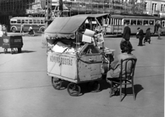 Magyarország, Budapest VIII.,Budapest VII., Baross tér, balra a Bethlen Gábor utca torkolata. A kép forrását kérjük így adja meg: Fortepan / Budapest Főváros Levéltára. Levéltári jelzet: HU_BFL_XV_19_c_11, 1958, Budapest Főváros Levéltára / Városrendezési és Építészeti Osztályának fényképei, A Fővárosi Tanács VB Városrendezési és Építészeti Osztályának, Budapest, könyvárus, mozgóárus, Fortepan #103615