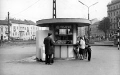 Magyarország, Budapest I.,Budapest II., Széll Kálmán (Moszkva) tér, a Közért tejivó pavilonja. A kép forrását kérjük így adja meg: Fortepan / Budapest Főváros Levéltára. Levéltári jelzet: HU_BFL_XV_19_c_12, 1968, Budapest Főváros Levéltára / Városrendezési és Építészeti Osztályának fényképei, A Fővárosi Tanács VB Városrendezési és Építészeti Osztályának, életkép, bódé, péksütemény, tejivó, tejbüfé, Budapest, Fortepan #103621