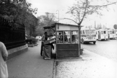 Magyarország, Budapest IX., Nagyvárad tér a Szent István Kórház előtt. A kép forrását kérjük így adja meg: Fortepan / Budapest Főváros Levéltára. Levéltári jelzet: HU_BFL_XV_19_c_11, 1966, Budapest Főváros Levéltára / Városrendezési és Építészeti Osztályának fényképei, A Fővárosi Tanács VB Városrendezési és Építészeti Osztályának, autóbusz, bódé, villamos, zöldséges, gyümölcsárus, Budapest, Fortepan #103622