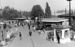 Magyarország, Budapest II., villamos-végállomás a Margit híd budai hídfőjénél, háttérben a mai Germanus Gyula park. A kép forrását kérjük így adja meg: Fortepan / Budapest Főváros Levéltára. Levéltári jelzet: HU_BFL_XV_19_c_11, 1970, Budapest Főváros Levéltára / Városrendezési és Építészeti Osztályának fényképei, A Fővárosi Tanács VB Városrendezési és Építészeti Osztályának, bódé, büfé, villamosmegálló, szemetes, virágbolt, Budapest, Fortepan #103625