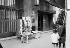 Hungary, Budapest V., Károly (Tanács) körút 20. A kép forrását kérjük így adja meg: Fortepan / Budapest Főváros Levéltára. Levéltári jelzet: HU_BFL_XV_19_c_11, 1965, Budapest Főváros Levéltára / Városrendezési és Építészeti Osztályának fényképei, A Fővárosi Tanács VB Városrendezési és Építészeti Osztályának, pedestrian, genre painting, newsstand, lamp bracket, bag, Budapest, Fortepan #103629