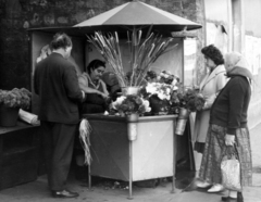 Hungary, Budapest II., Margit körút (Mártírok útja) - Mechwart lépcső sarok. A kép forrását kérjük így adja meg: Fortepan / Budapest Főváros Levéltára. Levéltári jelzet: HU_BFL_XV_19_c_11, 1965, Budapest Főváros Levéltára / Városrendezési és Építészeti Osztályának fényképei, A Fővárosi Tanács VB Városrendezési és Építészeti Osztályának, florist, bag, Budapest, Fortepan #103631