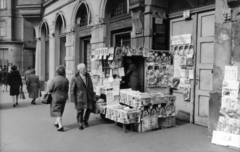 Magyarország, Budapest II., Margit körút (Mártírok útja) 3., Frankel Leó út sarok. A kép forrását kérjük így adja meg: Fortepan / Budapest Főváros Levéltára. Levéltári jelzet: HU_BFL_XV_19_c_11, 1966, Budapest Főváros Levéltára / Városrendezési és Építészeti Osztályának fényképei, A Fővárosi Tanács VB Városrendezési és Építészeti Osztályának, árus, Budapest, Fortepan #103633