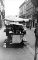 Magyarország, Budapest V., Kristóf tér a Szervita (Martinelli) tér felé nézve. A kép forrását kérjük így adja meg: Fortepan / Budapest Főváros Levéltára. Levéltári jelzet: HU_BFL_XV_19_c_11, 1966, Budapest Főváros Levéltára / Városrendezési és Építészeti Osztályának fényképei, A Fővárosi Tanács VB Városrendezési és Építészeti Osztályának, napernyő, utcakép, életkép, virágárus, Budapest, Fortepan #103634