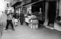 Magyarország, Budapest II., Margit körút (Mártírok útja) 38/a. A kép forrását kérjük így adja meg: Fortepan / Budapest Főváros Levéltára. Levéltári jelzet: HU_BFL_XV_19_c_11, 1966, Budapest Főváros Levéltára / Városrendezési és Építészeti Osztályának fényképei, A Fővárosi Tanács VB Városrendezési és Építészeti Osztályának, járókelő, utcakép, életkép, zöldséges, rekesz, Budapest, Fortepan #103638