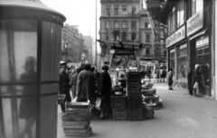 Magyarország, Budapest V.,Budapest VII., Rákóczi út az Astoria kereszteződés felé nézve. A kép forrását kérjük így adja meg: Fortepan / Budapest Főváros Levéltára. Levéltári jelzet: HU_BFL_XV_19_c_11, 1966, Budapest Főváros Levéltára / Városrendezési és Építészeti Osztályának fényképei, A Fővárosi Tanács VB Városrendezési és Építészeti Osztályának, utcakép, életkép, villamos, telefonfülke, újságárus, pavilon, zöldséges, rekesz, Budapest, Fortepan #103639