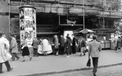 Magyarország, Budapest VIII., Kálvin tér a Múzeum utca és a Baross utca között. A kép forrását kérjük így adja meg: Fortepan / Budapest Főváros Levéltára. Levéltári jelzet: HU_BFL_XV_19_c_11, 1968, Budapest Főváros Levéltára / Városrendezési és Építészeti Osztályának fényképei, A Fővárosi Tanács VB Városrendezési és Építészeti Osztályának, plakát, napernyő, utcakép, életkép, hirdetőoszlop, állvány, zöldséges, moziműsor, Budapest, könyvárus, mérleg, Fortepan #103640