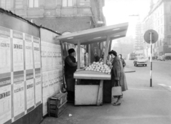 Hungary, Budapest V., Kossuth Lajos utca a Ferenciek tere (Felszabadulás tér) felé nézve, balra a Szép utca. A kép forrását kérjük így adja meg: Fortepan / Budapest Főváros Levéltára. Levéltári jelzet: HU_BFL_XV_19_c_11, 1963, Budapest Főváros Levéltára / Városrendezési és Építészeti Osztályának fényképei, A Fővárosi Tanács VB Városrendezési és Építészeti Osztályának, Budapest, street view, seller, booth, Fortepan #103641