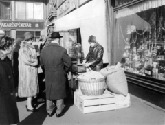 Magyarország, Budapest VII., Károly (Tanács) körút 1., MTA lakóház üzletsora. A kép forrását kérjük így adja meg: Fortepan / Budapest Főváros Levéltára. Levéltári jelzet: HU_BFL_XV_19_c_11, 1963, Budapest Főváros Levéltára / Városrendezési és Építészeti Osztályának fényképei, A Fővárosi Tanács VB Városrendezési és Építészeti Osztályának, Budapest, Fortepan #103642