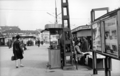 Magyarország, Budapest II., Széll Kálmán (Moszkva) tér. A kép forrását kérjük így adja meg: Fortepan / Budapest Főváros Levéltára. Levéltári jelzet: HU_BFL_XV_19_c_11, 1968, Budapest Főváros Levéltára / Városrendezési és Építészeti Osztályának fényképei, A Fővárosi Tanács VB Városrendezési és Építészeti Osztályának, hirdető tábla, újságárus, moziműsor, Budapest, Fortepan #103644