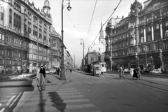 Magyarország, Budapest V., Ferenciek tere (Felszabadulás tér) a Kossuth Lajos utca felé nézve. A kép forrását kérjük így adja meg: Fortepan / Budapest Főváros Levéltára. Levéltári jelzet: HU_BFL_XV_19_c_11, 1961, Budapest Főváros Levéltára / Városrendezési és Építészeti Osztályának fényképei, A Fővárosi Tanács VB Városrendezési és Építészeti Osztályának, villamos, barokk-stílus, katolikus, villamosmegálló, villamos pótkocsi, Budapest, Bszkrt F1A típus, Ferences rend, Fortepan #103653