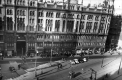 Magyarország, Budapest V., Ferenciek tere (Felszabadulás tér), a Párizsi udvar épülete. A kép forrását kérjük így adja meg: Fortepan / Budapest Főváros Levéltára. Levéltári jelzet: HU_BFL_XV_19_c_11, 1961, Budapest Főváros Levéltára / Városrendezési és Építészeti Osztályának fényképei, A Fővárosi Tanács VB Városrendezési és Építészeti Osztályának, utcakép, életkép, lámpaoszlop, palota, eklektikus építészet, Budapest, Henrik Schmahl-terv, Fortepan #103656