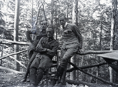 1917, Kurutz Márton, First World War, woods, uniform, railing, tableau, men, soldier, gaiters, boots, Fortepan #10368