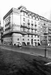 Magyarország, Budapest V., Március 15. tér, Pucher-bérpalota a Petőfi tér sarkán. A kép forrását kérjük így adja meg: Fortepan / Budapest Főváros Levéltára. Levéltári jelzet: HU_BFL_XV_19_c_11, 1961, Budapest Főváros Levéltára / Városrendezési és Építészeti Osztályának fényképei, A Fővárosi Tanács VB Városrendezési és Építészeti Osztályának, Budapest, Fortepan #103688