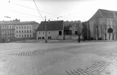 Magyarország, Tabán, Budapest I., Szarvas tér, balra a Döbrentei utca házai, jobbra az Alexandriai Szent Katalin-templom, ettől balra a Virág Benedek ház. A kép forrását kérjük így adja meg: Fortepan / Budapest Főváros Levéltára. Levéltári jelzet: HU_BFL_XV_19_c_11, 1960, Budapest Főváros Levéltára / Városrendezési és Építészeti Osztályának fényképei, A Fővárosi Tanács VB Városrendezési és Építészeti Osztályának, Budapest, Fortepan #103695