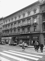 Magyarország, Budapest IX., Vámház (Tolbuhin) körút 7. A kép forrását kérjük így adja meg: Fortepan / Budapest Főváros Levéltára. Levéltári jelzet: HU_BFL_XV_19_c_11, 1973, Budapest Főváros Levéltára / Városrendezési és Építészeti Osztályának fényképei, A Fővárosi Tanács VB Városrendezési és Építészeti Osztályának, Fiat-márka, UAZ-márka, Fiat 850, cipőbolt, ruhaüzlet, Moszkvics-márka, Budapest, bár, Moszkvics 433/434, Fortepan #103723