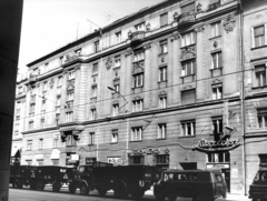 Magyarország, Budapest VIII., Üllői út 42. és 44. az egykori Kilián laktanyától nézve. A kép forrását kérjük így adja meg: Fortepan / Budapest Főváros Levéltára. Levéltári jelzet: HU_BFL_XV_19_c_11, 1973, Budapest Főváros Levéltára / Városrendezési és Építészeti Osztályának fényképei, A Fővárosi Tanács VB Városrendezési és Építészeti Osztályának, Nysa-márka, Zuk-márka, Skoda Liaz-márka, Nysa 522, Budapest, Fortepan #103740