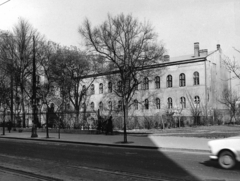 Magyarország, Budapest VIII., Üllői út 76., a 34. számú, Sallai Imre Építőipari Tanuló Intézet (eredetileg Fővárosi József Fiúárvaház, a Josefium). A kép forrását kérjük így adja meg: Fortepan / Budapest Főváros Levéltára. Levéltári jelzet: HU_BFL_XV_19_c_11, 1973, Budapest Főváros Levéltára / Városrendezési és Építészeti Osztályának fényképei, A Fővárosi Tanács VB Városrendezési és Építészeti Osztályának, Trabant-márka, Trabant 601, Budapest, Fortepan #103756