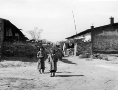 Magyarország, Budapest IX., a Mária Valéria telep házai. A kép forrását kérjük így adja meg: Fortepan / Budapest Főváros Levéltára. Levéltári jelzet: HU_BFL_XV_19_c_11, 1957, Budapest Főváros Levéltára / Városrendezési és Építészeti Osztályának fényképei, Jármai Béla, portré, gyerekek, kabát, ruhaszárító, Budapest, putri, Fortepan #103827