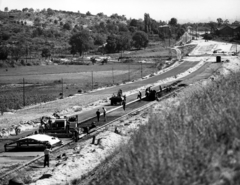 Magyarország, Budapest XI., az épülő M1-M7 autópálya közös szakasza, a Kőérberki út irányából a város felé nézve. Balra a Budaörsi út., 1963, Budapest Főváros Levéltára / Városrendezési és Építészeti Osztályának fényképei, A Fővárosi Tanács VB Városrendezési és Építészeti Osztályának, építkezés, útépítés, Budapest, Fortepan #103835