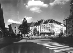 Magyarország, Budapest V., Szervita (Martinelli) tér a Kristóf tér felől nézve. Szemben a Fehér hajó utca, jobbra a Városháza. A kép forrását kérjük így adja meg: Fortepan / Budapest Főváros Levéltára. Levéltári jelzet: HU_BFL_XV_19_c_11, 1969, Budapest Főváros Levéltára / Városrendezési és Építészeti Osztályának fényképei, A Fővárosi Tanács VB Városrendezési és Építészeti Osztályának, Budapest, gyalogátkelő, Fortepan #103843