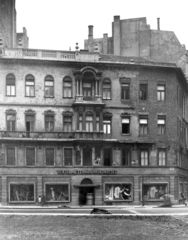 Magyarország, Budapest V., Szervita (Martinelli) tér 1., jobbra a Kristóf tér. A kép forrását kérjük így adja meg: Fortepan / Budapest Főváros Levéltára. Levéltári jelzet: HU_BFL_XV_19_c_11, 1958, Budapest Főváros Levéltára / Városrendezési és Építészeti Osztályának fényképei, A Fővárosi Tanács VB Városrendezési és Építészeti Osztályának, Budapest, erkély, golyónyom, rövidáru, Fortepan #103847