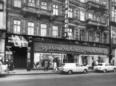 Magyarország, Budapest V., Szervita (Martinelli) tér 4., szemben a Fiúk Boltja, gyermekruházati mintabolt. A kép forrását kérjük így adja meg: Fortepan / Budapest Főváros Levéltára. Levéltári jelzet: HU_BFL_XV_19_c_11, 1971, Budapest Főváros Levéltára / Városrendezési és Építészeti Osztályának fényképei, A Fővárosi Tanács VB Városrendezési és Építészeti Osztályának, kirakat, üzletportál, automobil, Moszkvics 407, neon felirat, Budapest, próbababa, Ruházati Bolt Vállalat, Moszkvics 433/434, Moszkvics-márka, szovjet gyártmány, Fortepan #103856