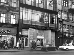 Magyarország, Budapest V., Szervita (Martinelli) tér 3. A kép forrását kérjük így adja meg: Fortepan / Budapest Főváros Levéltára. Levéltári jelzet: HU_BFL_XV_19_c_11, 1971, Budapest Főváros Levéltára / Városrendezési és Építészeti Osztályának fényképei, A Fővárosi Tanács VB Városrendezési és Építészeti Osztályának, kirakat, üzletportál, fodrászat, automobil, Fiat 850, neon felirat, Budapest, próbababa, Ruházati Bolt Vállalat, Ford Taunus P4, Fortepan #103873