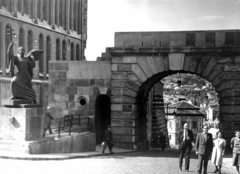 Magyarország, budai Vár, Budapest I., Bécsi kapu tér, Bécsi kapu, balra Budavár visszavételének emléke (Ohmann Béla, 1936.). A kép forrását kérjük így adja meg: Fortepan / Budapest Főváros Levéltára. Levéltári jelzet: HU_BFL_XV_19_c_11, 1963, Budapest Főváros Levéltára / Városrendezési és Építészeti Osztályának fényképei, A Fővárosi Tanács VB Városrendezési és Építészeti Osztályának, angyal-ábrázolás, Budapest, Fortepan #103887