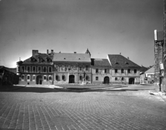 Magyarország, budai Vár, Budapest I., Bécsi kapu tér, középen a Kazinczy-emlékkút (Pásztor János, 1936.). A kép forrását kérjük így adja meg: Fortepan / Budapest Főváros Levéltára. Levéltári jelzet: HU_BFL_XV_19_c_11, 1963, Budapest Főváros Levéltára / Városrendezési és Építészeti Osztályának fényképei, A Fővárosi Tanács VB Városrendezési és Építészeti Osztályának, Budapest, Fortepan #103890