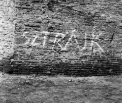 Magyarország, Budapest VIII., Mátyás tér 11. tűzfala. A kép forrását kérjük így adja meg: Fortepan / Budapest Főváros Levéltára. Levéltári jelzet: HU.BFL.XV.19.c.10, 1957, Budapest Főváros Levéltára / BRFK helyszínelési fényképei, BRFK Hivatala Bűnügyi Technikai Osztály, falfirka, sztrájk, Budapest, 1956-utóélet, Fortepan #103906