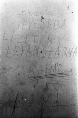 Magyarország, A kép forrását kérjük így adja meg: Fortepan / Budapest Főváros Levéltára. Levéltári jelzet: HU.BFL.XV.19.c.10, 1957, Budapest Főváros Levéltára / BRFK helyszínelési fényképei, BRFK Hivatala Bűnügyi Technikai Osztály, felirat, politika, graffiti, 1956-utóélet, Fortepan #103961