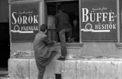 Magyarország, Budapest XIV., Bíbor utca 9. A kép forrását kérjük így adja meg: Fortepan / Budapest Főváros Levéltára. Levéltári jelzet: HU.BFL.XV.19.c.10, 1958, Budapest Főváros Levéltára / BRFK helyszínelési fényképei, BRFK Hivatala Bűnügyi Technikai Osztály, Budapest, Bűnügy rekonstruálása, betörés, Fortepan #103991