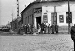 Magyarország, Budapest XX., Határ étterem a Határ út és a Baross utca sarkán. A kép forrását kérjük így adja meg: Fortepan / Budapest Főváros Levéltára. Levéltári jelzet: HU.BFL.XV.19.c.10, 1958, Budapest Főváros Levéltára / BRFK helyszínelési fényképei, BRFK Hivatala Bűnügyi Technikai Osztály, Budapest, férfiak, sarokház, Fortepan #103999