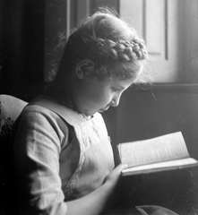 1913, Kurutz Márton, book, reading, girl, tress, Fortepan #10401