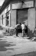 Magyarország, Budapest XIII., Zsinór (Forgács) utca - Jász utca sarok. A kép forrását kérjük így adja meg: Fortepan / Budapest Főváros Levéltára. Levéltári jelzet: HU.BFL.XV.19.c.10, 1959, Budapest Főváros Levéltára / BRFK helyszínelési fényképei, BRFK Hivatala Bűnügyi Technikai Osztály, élelmiszerbolt, Csemege vállalat, Budapest, Bűnügy rekonstruálása, betörés, Közért Vállalat, Fortepan #104014